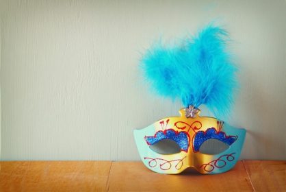 دانلود ماسک نقاب دار ونيزي روي ميز چوبي. تصوير يکپارچهسازي با سيستمعامل تصويري