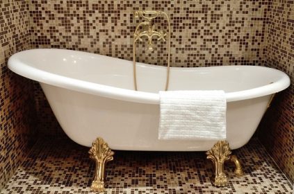 دانلود حمام سفيد شکل زيبا با پاهاي زرق و برق و ميکسر براي تهيه مراحل آب – داخلي حمام به سبک يکپارچهسازي با سيستمعامل