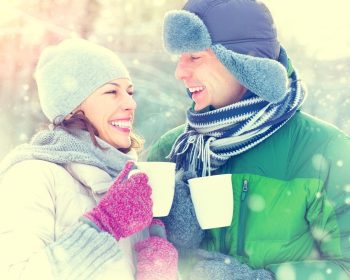 دانلود زن و شوهر زمستان مبارک نوشیدن نوشیدنی گرم در خارج از منزل. تفریح ​​در پارک زمستانی. برف تعطیلات زمستانی. نوشیدنی گرم در فضای باز. جویف