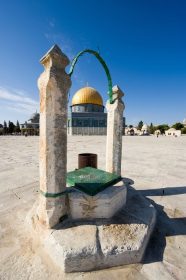 دانلود چاه در کوه معبد در اورشليم با گنبد سنگ در پس زمينه