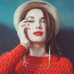دانلود فضای داخلی اتاق خواب لوکس با دکوراسیون خاکستری و تختخواب اثاثیه یا لوازم داخلی تزیین شده توسط تزیینات طولانی با فرشهای پرتاب ، پیمایش