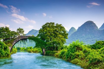 دانلود Yangshuo ، چين در پل اژدها در رودخانه لي