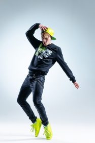 دانلود رقصنده جوان هيپ هاپ در استوديو