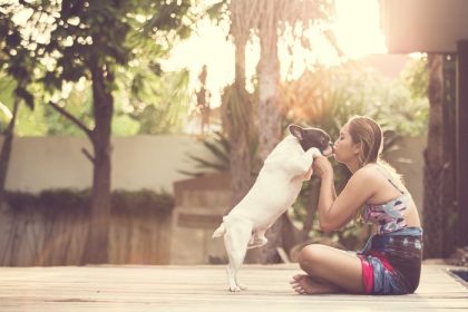 دانلود زنان در آغوش سگ و بوسه. آنها بازيگوش و خوشبخت هستند