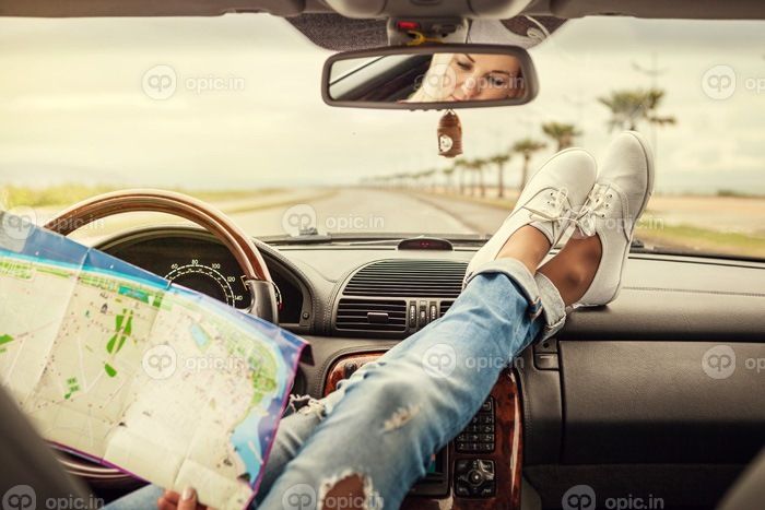 دانلود زن جوان مسافر اتومبيل به تنهايي با نقشه