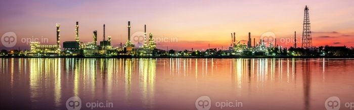 دانلود صنعت نفت و گاز – پالایشگاه در طلوع آفتاب – کارخانه – کارخانه پتروشیمی با انعکاس بالای رودخانه