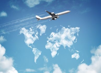 دانلود هواپیمای مسافربری که با ابرهایی به شکل مفهوم نقشه جهانی برای سفر و تعطیلات پرواز می کند ، از آسمان پرواز می کند