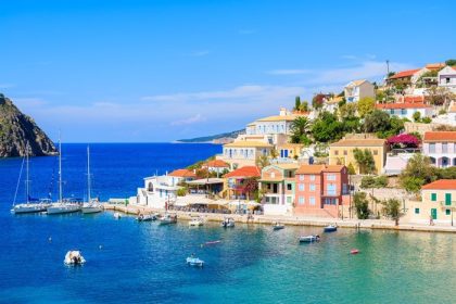 دانلود نمای دهکده Assos و خلیج زیبای دریا ، جزیره Kefalonia ، یونان