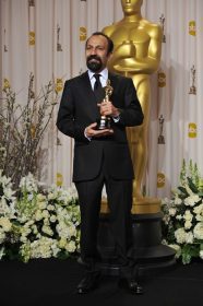 دانلود لوس آنجلس ، کالیفرنیا – 26 فوریه 2012 ، اصغر فرهادی ، برنده بهترین فیلم زبان خارجی برای جدایی (ایران) ، در 82 نژاد