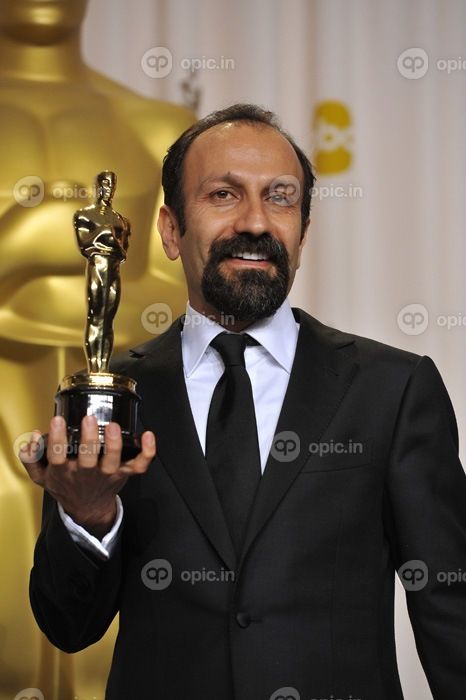 دانلود لوس آنجلس ، کالیفرنیا – 26 فوریه ، 2012 اصغر فرهادی ، برنده بهترین فیلم زبان خارجی برای جدایی (ایران) ، در سال 82 A