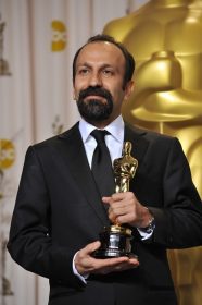 دانلود لوس آنجلس ، کالیفرنیا – 26 فوریه ، 2012 اصغر فرهادی ، برنده بهترین فیلم زبان خارجی برای جدایی (ایران) ، در سال 82 A