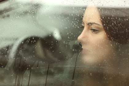 دانلود زن یا دختر نوجوان غمگینی که از یک پنجره ماشین بخار در حال جستجو است