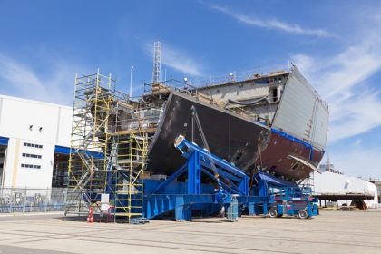 دانلود کشتی در حال ساخت در یک shipyard مدرن است