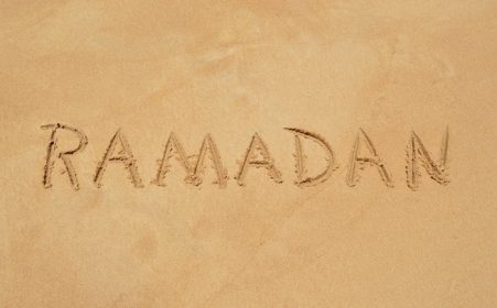 دانلود کلمه & # 39؛ RAMADAN & # 39؛ نوشته شده در شن و ماسه در یک ساحل گرمسیری