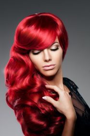 دانلود زن جوان مرسوم ، مد روز لوکس با موهای مجعد قرمز. دختر با مدل موهای زیبایی. مدل با موهای بلند شیک ، موج ، مو مجعد. بانو w