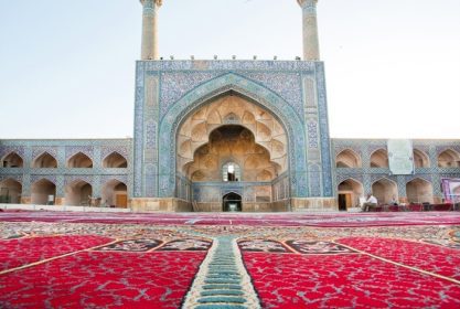 دانلود شیراز ، ایران – 21 اکتبر فرش قرمز ایرانیان در کنار مسجد تاریخی با مناره ها در 21 اکتبر 2014. با جمعیت 1500 نفر ،