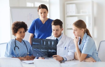 دانلود رادیولوژی ، افراد و مفهوم پزشکی – گروهی از پزشکانی که در بیمارستان به دنبال عکس گرفتن از اشعه ایکس هستند و در مورد آنها بحث می کنند