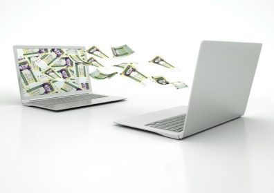 دانلود دو لپ تاپ سه بعدی در حال انتقال اسکناس های پول ایران که جدا شده در سفید background هستند