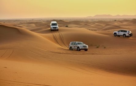 دانلود Pink Rock Desert، Sharjah، امارات متحده عربی – 18 اکتبر رانندگی با جیپ ها در بیابان ، سرگرمی سنتی برای گردشگران در 18 اکتبر 2014 در Pink Rock De