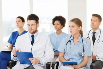 دانلود بیمارستان ، حرفه ، مردم و مفهوم پزشکی – گروه پزشکان خوشحال در سمینار در سالن سخنرانی در بیمارستان