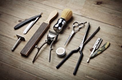 دانلود ابزارهای پرنعمت آرایشگری روی میز چوب