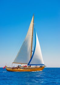 دانلود قایق قایقرانی چوبی کلاسیک در یک مسابقه ، جزیره Spetses در یونان