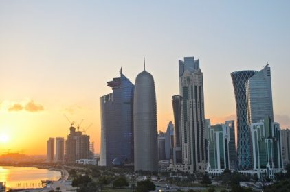 دانلود غروب خورشید بر فراز آسمان خراش ها در آسمان مرکز تجاری دوحه ، پایتخت کشور عربی خلیج فارس Qatar