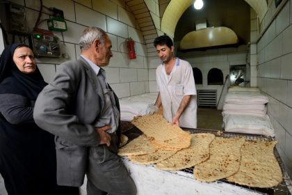 دانلود شیراز – 15 آوریل افراد ناشناخته نان را در بازار (وکیل بازار) در شیراز ، ایران در تاریخ 15 آوریل 2015 ، معامله می کنند. وکیل بازار بزرگترین im