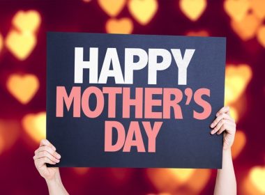 دانلود کارت تبریک روز مادران با پس زمینه قلب بوکه