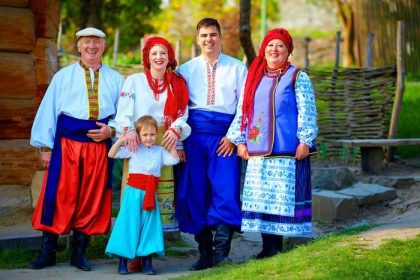 دانلود پرتره خانواده شاد اوکراینی در لباس های سنتی