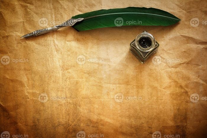 دانلود قلم کوبی و جوهر که به خوبی روی کاغذ перга پوشانده و فضای کپی برای پیام استراحت می کنند