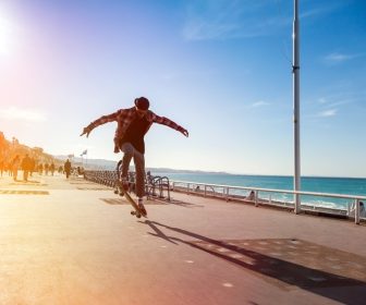 دانلود siluetette of Skateboarder jumping در شهر با زمینه تفرجگاه و Sea