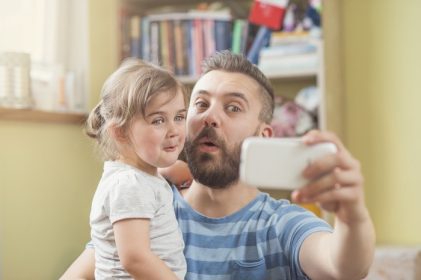 دانلود پدر جوان با دختر کوچک ناز خود که selfie_002 گرفته است