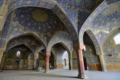 دانلود اصفهان – 18 آوریل داخلی مسجد جامع اصفهان ، ایران در 18 آوریل 2015. این یکی از قدیمی ترین مساجد است که هنوز ایستاده است