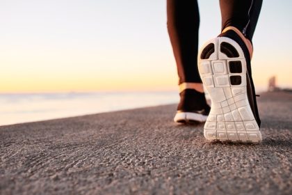 دانلود پای مرد دونده در حال حرکت در کنار جاده روی کفش است. ورزشکار تناسب اندام مرد دوچرخه سواری در مفهوم سلامتی در طلوع آفتاب. سبک زندگی سالم ورزشی ج