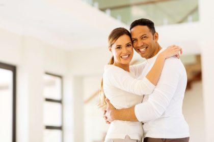 دانلود زن و شوهر مبارک در خانه جدید خود در آغوش گرفتن