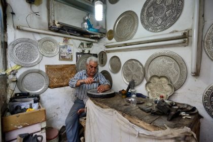 دانلود اصفهان – 18 آوریل مرد ناشناس ساخت سوغات سنتی ایرانی در بازاری (بازار اصفهان) در اصفهان