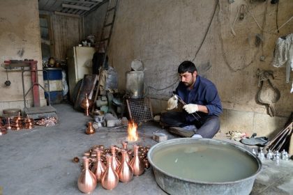 دانلود اصفهان – 18 آوریل مردی ناشناخته سوغات سنتی ایرانی را در بازاری (بازار اصفهان) در اصفهان_002