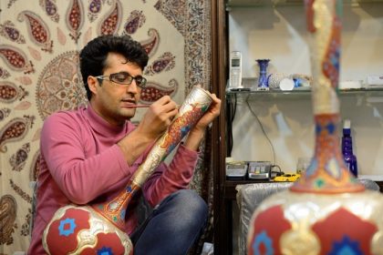 دانلود اصفهان – 19 آوریل مرد ناشناس ساخت گلدان سنتی ایرانی در بازار (بازار) در اصفهان ، 19 آوریل 2015