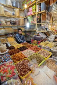 دانلود اصفهان – 19 آوریل مرد نامعلوم مواد غذایی و ادویه های سنتی ایرانی را در بازار (بازار) در اصفهان تجارت می کند