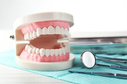 دانلود دندانهای سفید و ابزارهای دندانی روی زمینه جدول