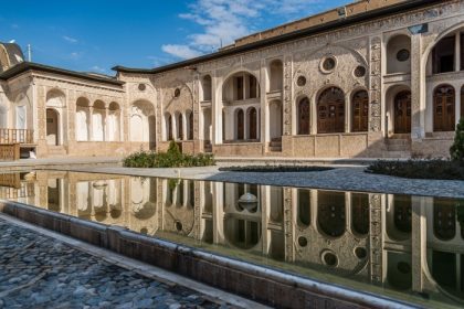 دانلود کاشان ، ایران – 29 نوامبر 2014 خانه طباطبایی ، خانه ای تاریخی در کاشان ، ایران در 29 نوامبر 2014. این بنا در اوایل دهه 1880 برای شهر مرفه ساخته شده است