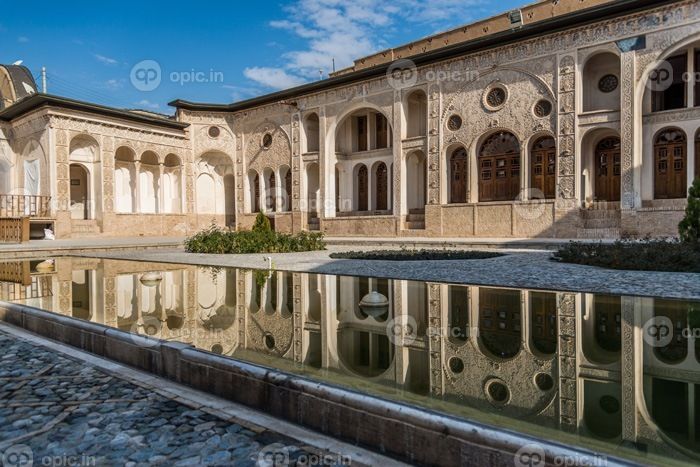 دانلود کاشان ، ایران – 29 نوامبر 2014 خانه طباطبایی ، خانه ای تاریخی در کاشان ، ایران در 29 نوامبر 2014. این بنا در اوایل دهه 1880 برای شهر مرفه ساخته شده است