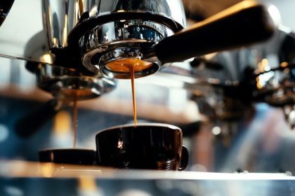 دانلود نزدیک ریختن اسپرسو از دستگاه قهوه. تولید قهوه حرفه ای