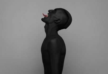 دانلود موضوع گوتیک و هالووین یک مرد با پوست سیاه است که در استودیوی هنری Black Death body body با رنگ خاکستری جدا شده است