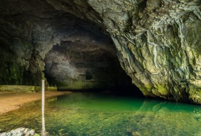 دانلود برداشت از غار Planina واقع در نزدیکی Postojna در اسلوونی. در داخل این غار بزرگ کارست ، تلاقی دو زیر دریا قرار دارد