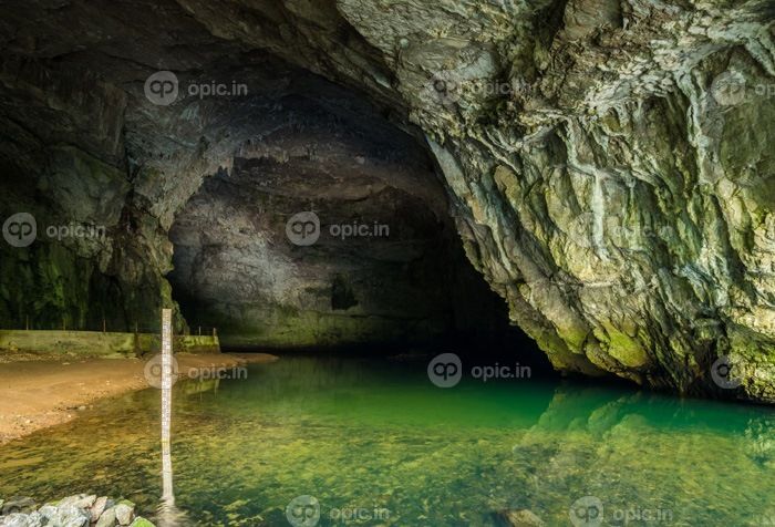 دانلود برداشت از غار Planina واقع در نزدیکی Postojna در اسلوونی. در داخل این غار بزرگ کارست ، تلاقی دو زیر دریا قرار دارد