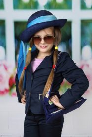 دانلود دختر با موهای بلند زیبا با کلاه آبی و عینک آفتابی – زیبایی کودکان و مفهوم مد