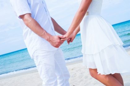 دانلود زن و شوهر عاشق پیاده روی و در آغوش گرفتن در یک ساحل گرمسیری تابستانی