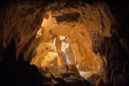 دانلود پرتو نور در غار بت ، Bukit Lawang ، اندونزی